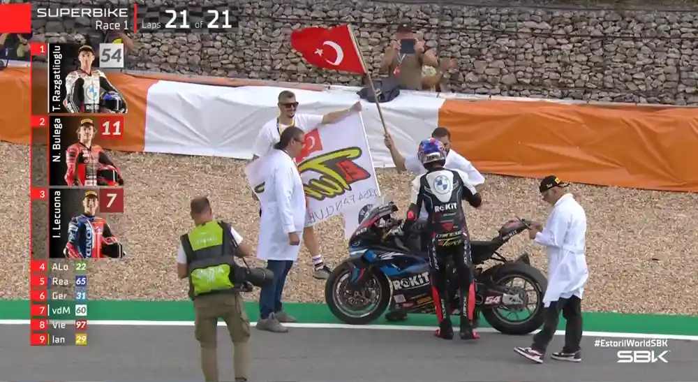 Selebrasi Toprak Razgatlioglu di Race 1 Estoril : Drama ‘Medical Check-Up’.. Dokter Bilang 'OK' 1 Drama ‘Medical Check-Up’ Toprak Razgatlioglu