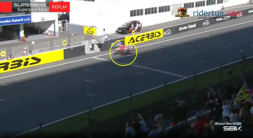 Nicolo Bulega : Usai Melintasi Garis Finis Saya dan Toprak Sempat Saling Pandang Karena Belum Tahu Siapa yang Menang di Superpole Race 2 Toprak Razgatlioglu - Nicolo Bulega