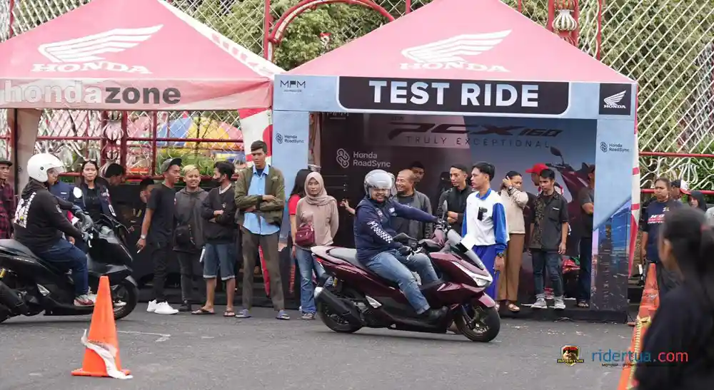 Antusiasme Masyarakat Blitar Mewarnai Keseruan Peluncuran New Honda PCX160 Bersama Deny Cak Nan 1 New Honda PCX160 Bersama Deny Cak Nan