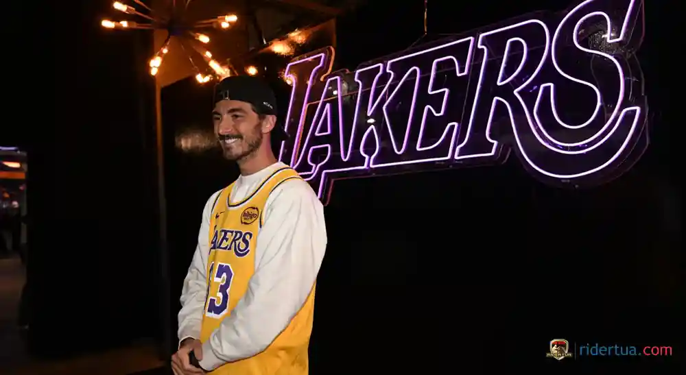 Pecco Bagnaia Menjadi Tamu Istimewa NBA: Dari Balap Motor ke Basket 1 Pecco Bagnaia - Lakers NBA