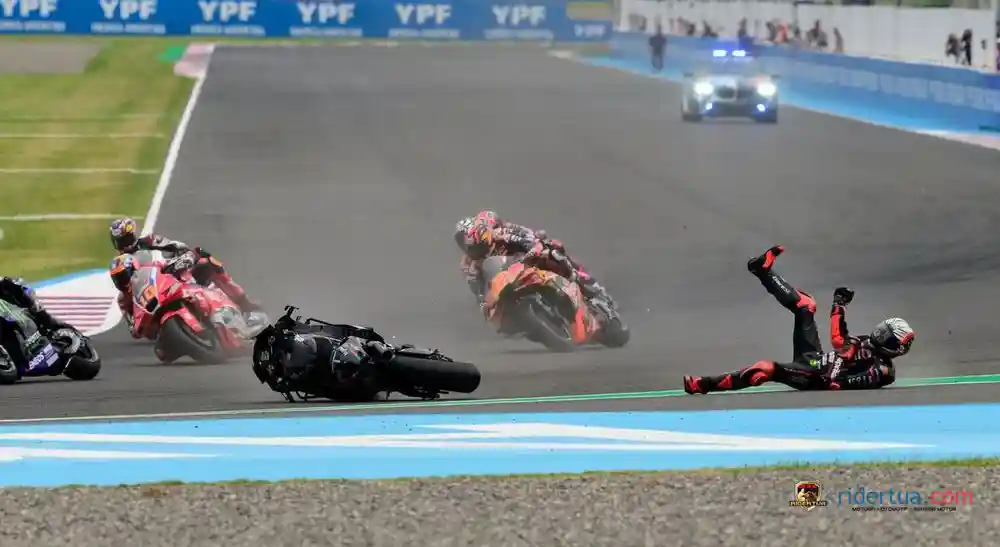 Setelah 2 Seri Pertama, Keputusan Simon Crafar Sebagai Kepala Stewards FIM.. Bagus..! 1 Marco Bezzecchi - Crash Argentina
