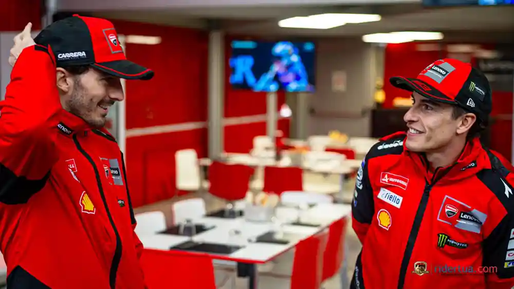 Kenapa Pecco Bagnaia Tidak Bisa Kembali Pakai Motor Ducati GP24? 2 Marc Marquez - Pecco Bagnaia