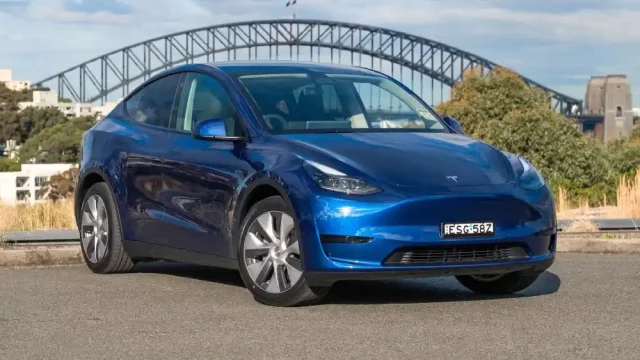 Mobil listrik Tesla Model Y Drive