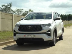 Penjualan Mobil Bulan November 2025 Naik Tipis, Toyota Tetap Memimpin! Penjualan mobil hybrid Toyota Kijang Innova Zenix HEV Top Gear Philippines