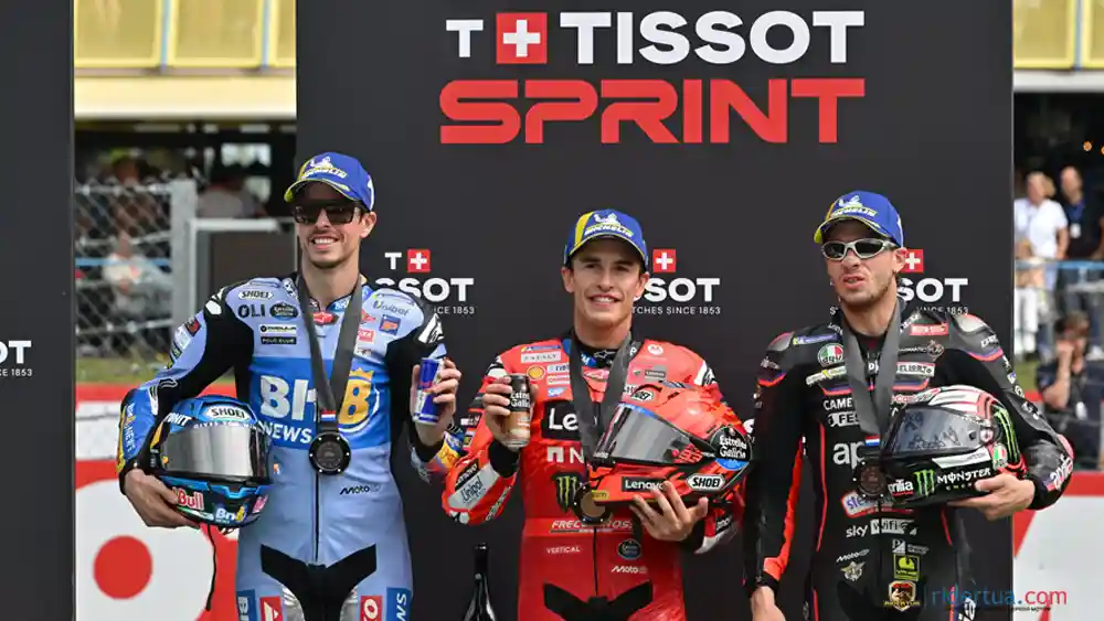 Marc Marquez: Lengan dan Jari Kanan Saya Sakit, Tetapi Tidak Berdampak Besar pada Performa Saya 2 Alex Marquez -Marc Marquez - Marco Bezzecchi, Podium Sprint Assen 2025