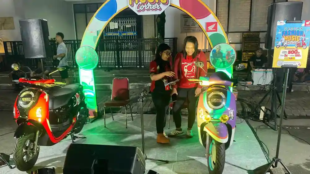 Scoopy Fashion Music Corner Diadakan Bersama di 4 Kota di Jawa Timur, Anak Muda Menunjukkan Gaya Trendy dan Stylish! 2 Scoopy Fashion Music Corner