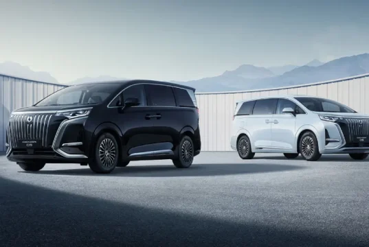 Mobil listrik Denza D9 2