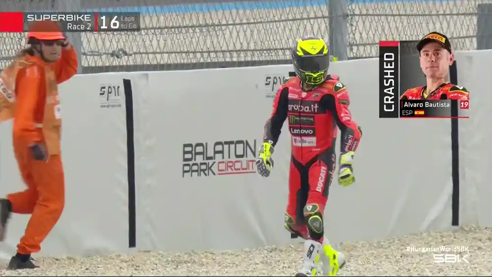 Hasil Race 2 WSBK Hungaria 2025: Toprak Razgatlioglu Sapu Bersih.. Hat-trick! 3 Hasil Race 2 WSBK Hungaria 2025 - Alvaro Bautista Crash