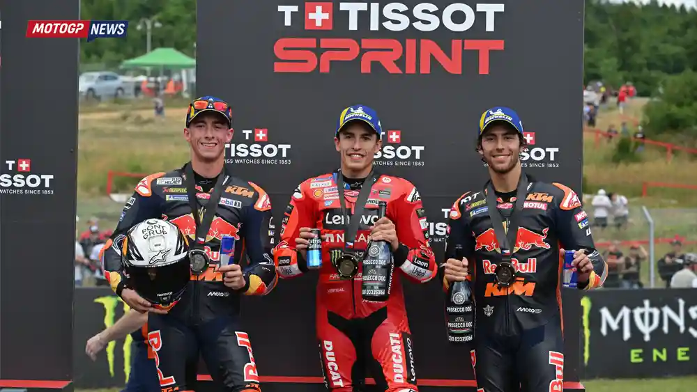 Enea Bastianini : Performa Kuat KTM di Brno Dipengaruhi Kondisi Lintasan 2 Pedro Acosta - Marc Marquez - Enea Bastianini , podium sprint ceko brno 2025