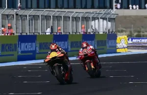 Pol Espargaro : Membuat Pecco Bagnaia Berkeringat, Tidak Normal Baginya Melawan Saya Pol Espargaro - Pecco Bagnaia