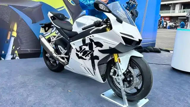 ZXJC 820RR Target Top Speed 299 KM/J! ZXJC 820RR Supersport dengan Mesin 3 Silinder