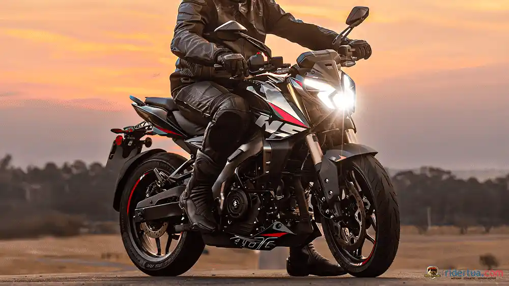 Sport Naked Bajaj Dominar NS400Z vs Kawasaki Z400, Mesin Beda 1 Silinder Harganya Segini 1 Gaya Streetfighter Kekar! Bajaj Dominar NS400Z 2026 Moge Kok Cuma Rp 82 Jutaan?