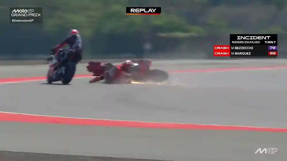 Marc Marquez : Marco Bezzecchi Langsung Meminta Maaf, Tidak Ada yang Melakukannya dengan Sengaja 2 Marc Marquez - Marco Bezzecchi Crash