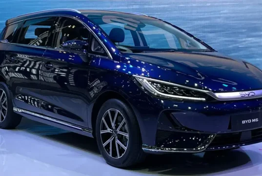 Merek mobil listrik BYD M6 Sudirman