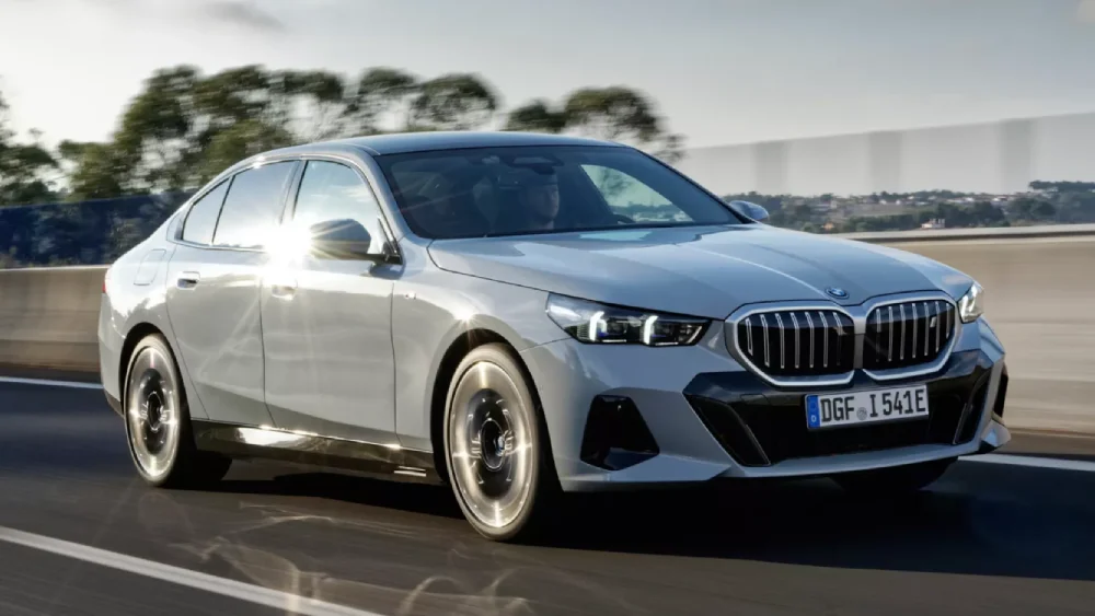 Mobil sedan BMW i5 G60 EV