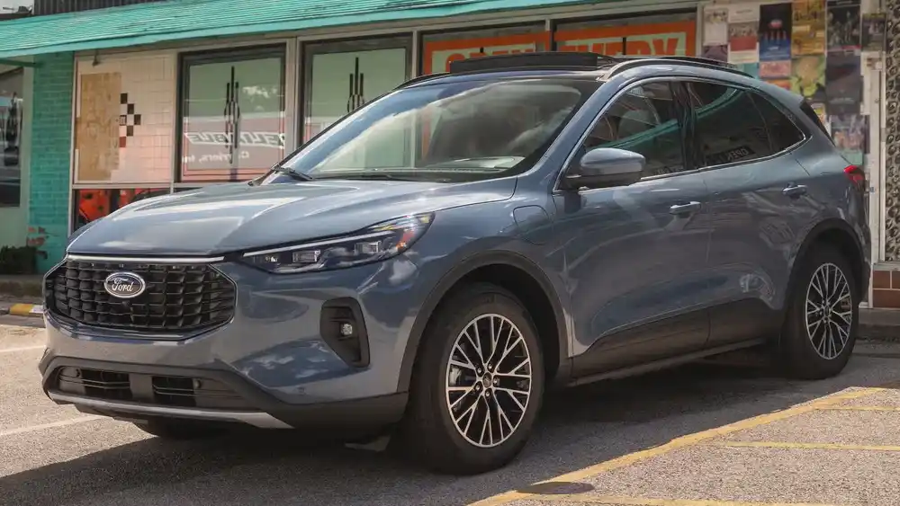 Salah Satu Mobil Legendaris Ford Dihentikan Produksinya Akhir Tahun 2025! 2 Ford Escape Car and Driver