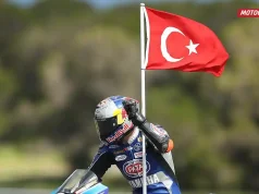 Toprak Razgatlioglu mengibarkan bendera Turki di Phillip Island