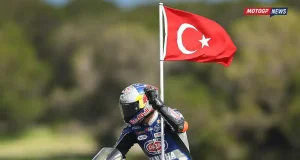 Toprak Razgatlioglu mengibarkan bendera Turki di Phillip Island