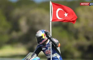 Toprak Razgatlioglu mengibarkan bendera Turki di Phillip Island