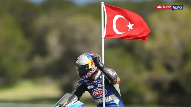 Toprak Razgatlioglu mengibarkan bendera Turki di Phillip Island Toprak Razgatlioglu mengibarkan bendera Turki di Phillip Island