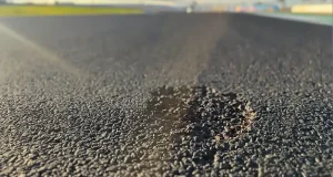 Aspal Sirkuit Brasil Terkelupas