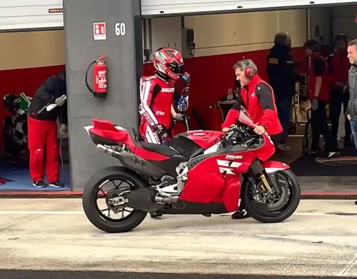 Ducati Menguji Motor 850cc di Misano dengan Michele Pirro Michele Pirro - Ducati 850cc