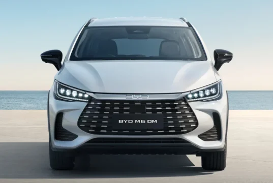 Mobil PHEV BYD M6 DM