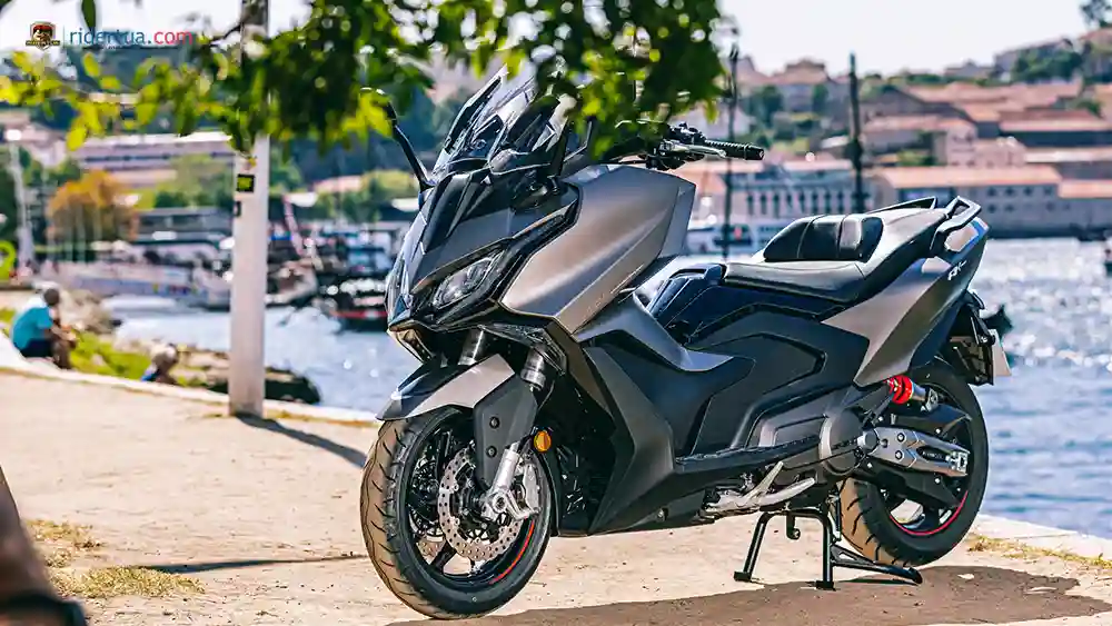 Yamaha TMAX Tech Max vs Kymco AK550 Premium