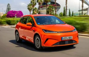 Penurunan Penjualan Mobil di China Tembus 21 Persen, Masih Bisa Diselamatkan? Penjualan mobil BYD Dolphin G DM-i