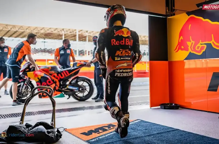 Dani Pedrosa - Pit Box KTM