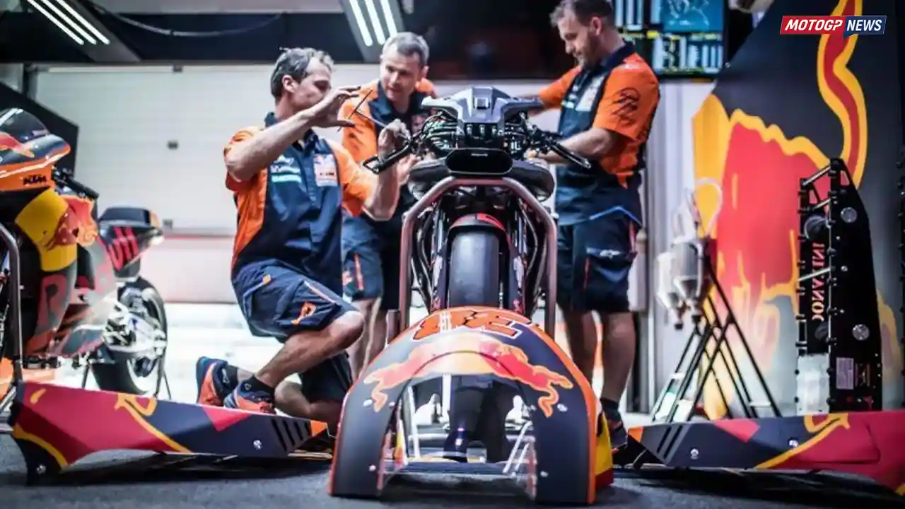 Pemilik Tim Tech3: Satu Motor Per Pembalap Itu Hemat? Hemat dari Mana? 2 KTM Pit box MotoGP