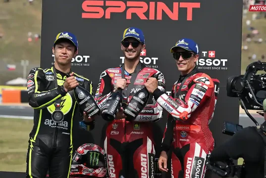 Pecco Bagnaia - Ai Ogura - Marc Marquez - Podium Sprint MotoGP Ceko 2026 di Brno