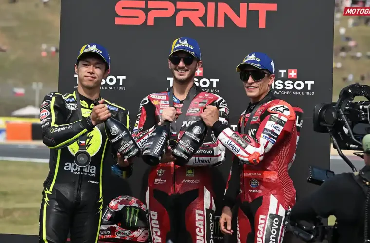Pecco Bagnaia - Ai Ogura - Marc Marquez - Podium Sprint MotoGP Ceko 2026 di Brno