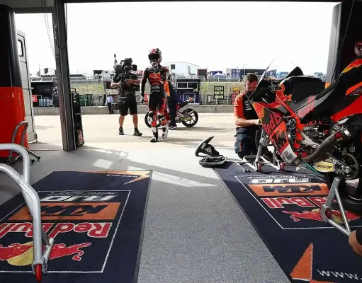 MotoGP 2027 Tetap Pakai Dua Motor, KTM Tolak Aturan Baru Garasi KTM - MotoGP