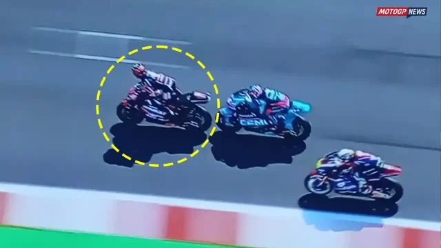 Manu Gonzalez - Selebrasi Terlalu Dini Manu Gonzalez - Selebrasi Terlalu Dini di Race Moto2 Silverstone Inggris 2026