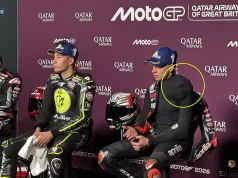Sorotan Kamera Usai MotoGP Inggris 2026: Ada Ice Pack Terselip di Pundak Marco Bezzecchi Saat Konferensi Pers Marco Bezzecchi with Ice Pack in Press Conference