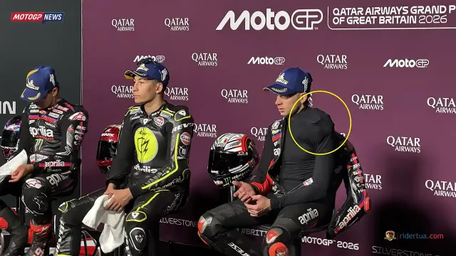 Marco Bezzecchi Marco Bezzecchi with Ice Pack in Press Conference
