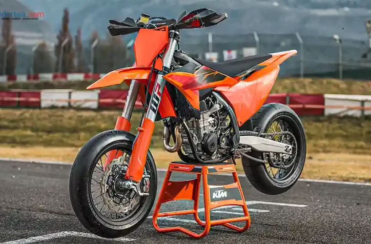 Supermoto KTM 450 SMR 2027 Buat Balap, Cornering Lincah Bobot Super Enteng!